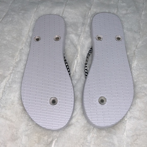 Black and White flip flops - Picture 3 of 3